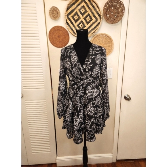 LAST ONE! Black And White V-Neck Mini Dress With Long Sleeves - Picture 2 of 7